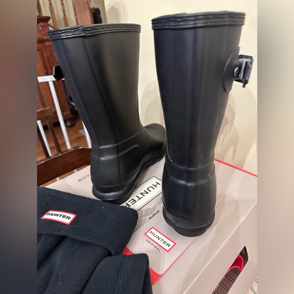 Hunter Rain Boots Including Fleece Sock Liners - Picture 6 of 9